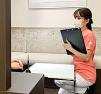 スタッフがマスク着用してカウンセリングしている様子