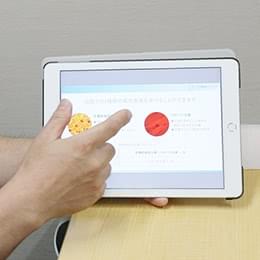 タブレットで２つの治療について説明している様子